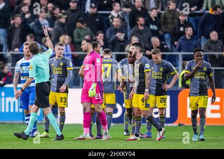 Zwolle - Referee Martin van den Kerkhof sospende la partita durante la partita tra PEC Zwolle e Feyenoord al MAC3PARK Stadion del 13 marzo 2022 a Zwolle, Paesi Bassi. (Da Box a Box Pictures/Yannick Verhoeven) Foto Stock