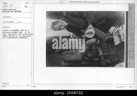 Presa di un getto di gesso di una gamba mutilata del paziente. È molto importante che gli arti artificiali siano un'ottima vestibilità. Roehampton, Inghilterra. Collezione di fotografie della prima Guerra Mondiale, 1914-1918 che raffigurano le attività militari delle forze armate britanniche e di altre nazioni e del personale durante la prima Guerra Mondiale Foto Stock