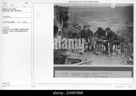 Gli ufficiali britannici preparano il pranzo. Vicino a Miraumont-le-Grand. Collezione di fotografie della prima Guerra Mondiale, 1914-1918 che raffigurano le attività militari delle forze armate britanniche e di altre nazioni e del personale durante la prima Guerra Mondiale Foto Stock