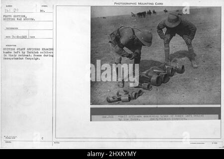 Gli ufficiali dello staff britannico esaminano le bombe lasciate dai soldati turchi nel loro ritiro. Scena durante la Campagna Mesopotamiana. Collezione di fotografie della prima Guerra Mondiale, 1914-1918 che raffigurano le attività militari delle forze armate britanniche e di altre nazioni e del personale durante la prima Guerra Mondiale Foto Stock