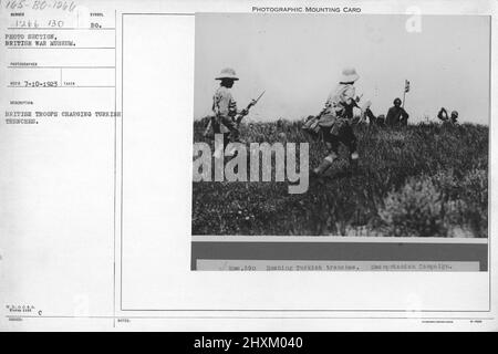 Truppe britanniche che caricano trincee turche. Collezione di fotografie della prima Guerra Mondiale, 1914-1918 che raffigurano le attività militari delle forze armate britanniche e di altre nazioni e del personale durante la prima Guerra Mondiale Foto Stock