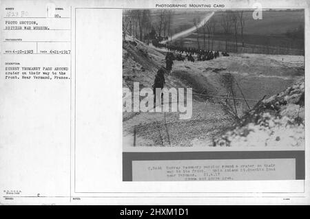 Surrey Yeomanry passa intorno al cratere sulla strada verso la parte anteriore. Vicino a Vermand, Francia. 4-21-1917. Collezione di fotografie della prima Guerra Mondiale, 1914-1918 che raffigurano le attività militari delle forze armate britanniche e di altre nazioni e del personale durante la prima Guerra Mondiale Foto Stock