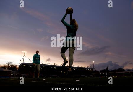 I portiere di Brighton e Hove Albion si riscaldano prima della partita della Barclays fa Women's Super League al People's Pension Stadium di Crawley. Data foto: Domenica 13 marzo 2022. Foto Stock