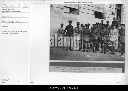 Scena durante la visita di re Giorgio in Francia. Il Re con Maresciallo Foch, il Maresciallo di campo Sir Douglas Haig, il Generale Petain e il Generale Sir Henry Rawlinson. Collezione di fotografie della prima Guerra Mondiale, 1914-1918 che raffigurano le attività militari delle forze armate britanniche e di altre nazioni e del personale durante la prima Guerra Mondiale Foto Stock