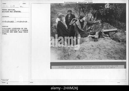 Civili liberati dai britannici che guardano un nido di mitragliatrici tedesche vicino alla loro casa. Collezione di fotografie della prima Guerra Mondiale, 1914-1918 che raffigurano le attività militari delle forze armate britanniche e di altre nazioni e del personale durante la prima Guerra Mondiale Foto Stock