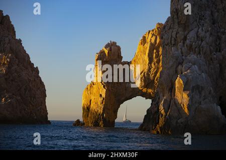 Una barca a vela è vista attraverso il famoso Arch a Cabo San Lucas BCS Messico Foto Stock