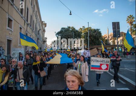 Roma, Italia. 13th Mar 2022. Roma 13 marzo 2022: Manifestazione organizzata dall'Associazione cristiana degli ucraini contro la guerra credito: Agenzia indipendente di Foto/Alamy Live News Foto Stock