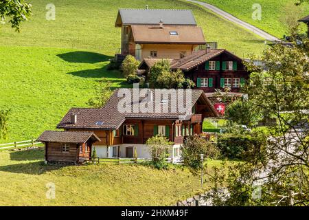 Vista estiva del villaggio alpino Lauterbrunnen nelle alpi svizzere, in Svizzera Foto Stock