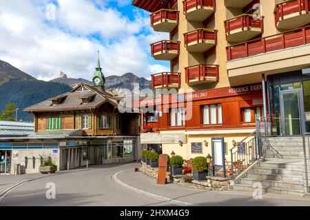 Wengen, Svizzera - 10 ottobre 2019 : Stazione ferroviaria di Wengernalp sulla ferrovia delle Highlands Bernesi da Lauterbrunnen a Grindelwald Foto Stock