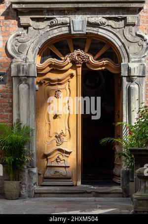 Gdansk, Polonia - 6 settembre 2020: Ingresso alla vecchia casa in via Piwna a Gdansk Foto Stock