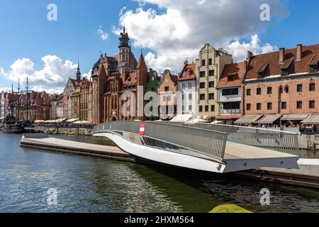 Gdansk, Polonia - 6 settembre 2020: Il ponte rotante di San Spirito all'isola Granaria sul fiume Motława Foto Stock