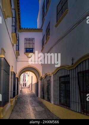 Ronda, Andalusia, Spagna. Bel vicolo da sogno nel centro storico di Ronda, nella regione dell'Andalusia, parte dei famosi villaggi bianchi. Foto Stock