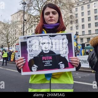 Londra, Inghilterra, Regno Unito. 13th Mar 2022. Una donna protesta ha un segno anti-Putin. Migliaia di persone si sono radunate fuori Downing Street per la 19th giornata consecutiva di proteste a sostegno dell'Ucraina mentre la Russia continua il suo attacco. (Credit Image: © Vuk Valcic/ZUMA Press Wire) Foto Stock