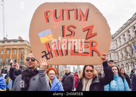 Londra, Inghilterra, Regno Unito. 13th Mar 2022. I manifestanti hanno un segnale che chiama Putin ''Hitler''. Migliaia di persone si sono radunate fuori Downing Street per la 19th giornata consecutiva di proteste a sostegno dell'Ucraina mentre la Russia continua il suo attacco. (Credit Image: © Vuk Valcic/ZUMA Press Wire) Foto Stock