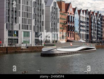 Gdansk, Polonia - 9 settembre 2020: Il ponte rotante di San Spirito all'isola Granaria sul fiume Motława Foto Stock