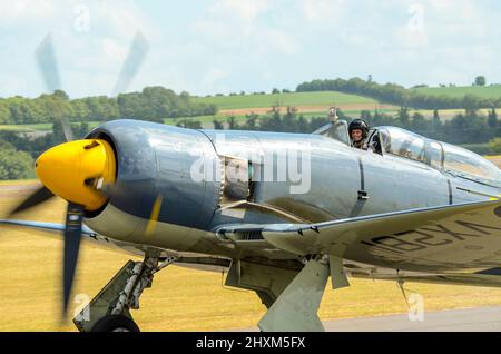 LT CDR Chris Götke (CO della Royal Navy Historic Flight) che tassò il loro aereo da caccia Hawker Sea Fury T 20 seconda guerra mondiale Foto Stock