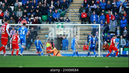 Windsor Park, Belfast, Irlanda del Nord, Regno Unito. 13 Mar 2022. Finale della BetMcLean League Cup – Cliftonville contro Coleraine. La partita di oggi tra Cliftonville (Red) e Coleraine è la prima finale di calcio nazionale mai importante da giocare una domenica in Irlanda del Nord. Azione dalla finale di oggi. Paul o'Neill (10) lo rende 3-2 a Cliftonville e celebra. Credit: CAZIMB/Alamy Live News. Foto Stock