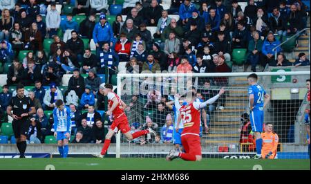 Windsor Park, Belfast, Irlanda del Nord, Regno Unito. 13 Mar 2022. Finale della BetMcLean League Cup – Cliftonville contro Coleraine. La partita di oggi tra Cliftonville (Red) e Coleraine è la prima finale di calcio nazionale mai importante da giocare una domenica in Irlanda del Nord. Azione dalla finale di oggi. Paul o'Neill (10) lo rende 3-2 a Cliftonville e celebra. Credit: CAZIMB/Alamy Live News. Foto Stock