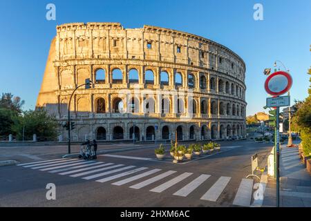 Colosseo di Roma, Italia, il più emblematico e prestigioso punto di riferimento antico di Roma, costruito dagli imperatori Vespasiano e Tito nel 1st c.. AD. Foto Stock