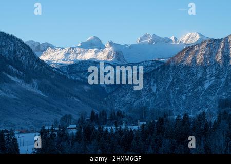 Mattina invernale con vista sul ghiacciaio di Dachstein da Altaussee, Stiria, Austria Foto Stock