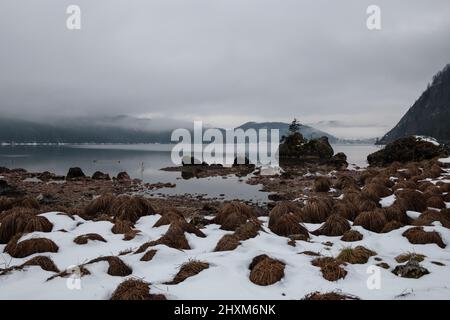 Nuvole basse in un pomeriggio invernale sul lago a Seewiese, Altaussee, Stiria, Austria Foto Stock