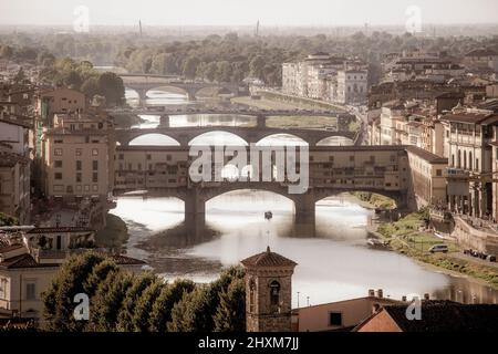 Il Ponte Vecchio è un ponte medievale ad arco segmentato in pietra spandrel chiuso sul fiume Arno, a Firenze. Foto Stock