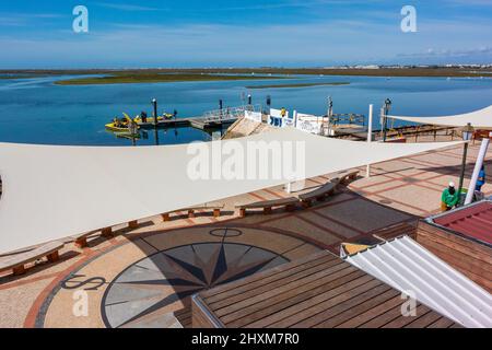 Faro, Portogallo, High Angle, grandangolo, esterno, acqua, turisti che prendono il traghetto per l'isola deserta, il parco naturale Foto Stock