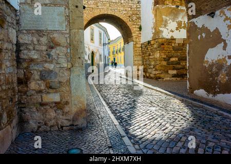 Faro, Portogallo, Wide Angle View, turisti che camminano, Arco, visita le scene della strada pedonale, il centro storico e la storica strada acciottolata di pietra Foto Stock