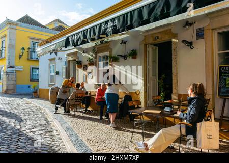 Faro, Portogallo, Scene di strada, turisti, Cantinho Portugese Restaurat, Cafe', Terrazza nella citta' vecchia, faro citta' vecchia Foto Stock