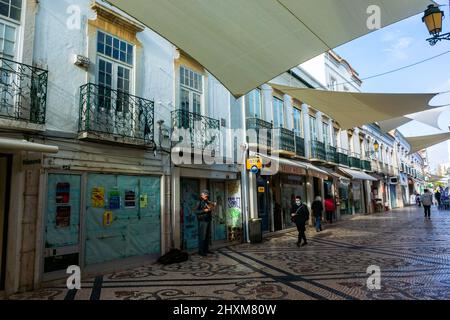 Faro, Portogallo, vista grandangolare, passeggiata delle persone, scene di strade pedonali, centro storico con negozi Foto Stock