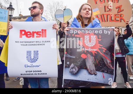 Londra, Regno Unito. 13th marzo 2022. I manifestanti hanno cartelloni che invitano Unilever a smettere di fare affari in Russia. Migliaia di persone si sono radunate fuori Downing Street per la 19th giornata consecutiva di proteste a sostegno dell'Ucraina mentre la Russia continua il suo attacco. Credit: Vuk Valcic/Alamy Live News Foto Stock