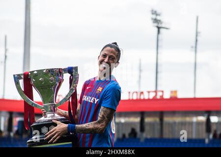 Barcellona, Catalogna. 13th Mar 2022. Jenni Hermoso del FC Barcelona celebra il titolo di LaLiga Iberdrola con il trofeo dopo la partita Primera Iberdrola tra il FC Barcelona Femeni e il Real Madrid Femenino allo stadio Johan Cruyff.Punteggio finale; FC Barcelona Femeni 5:0 Real Madrid Femenino (Credit Image: © Thiago Prudencio/DAX via ZUMA Press Wire) Foto Stock