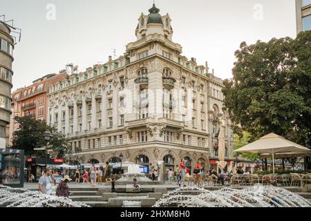 Paesaggio urbano di Belgrado in estate. Città capitale serba piazza centrale strada scena Foto Stock