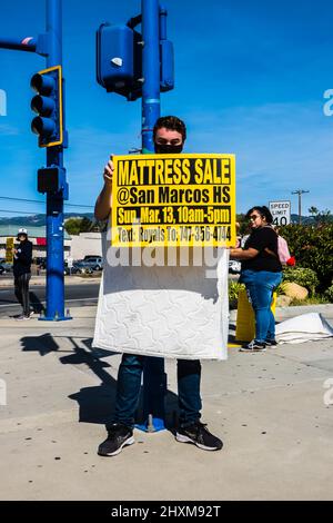 Vendita di materasso del raiser del fondo della scuola superiore di San Marcos in un angolo della strada per la scuola superiore di Santa Barbara County, Calfornia. Foto Stock