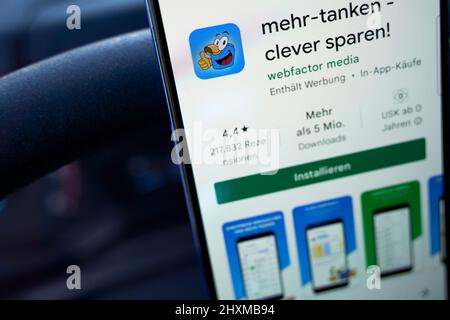 Stoccarda, Germania - 11 marzo 2022: App mehr-tanken-intelligente sparen, trova carburante, diesel e benzina più economici presso le stazioni di benzina (Tankstelle). Smartphone Foto Stock