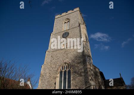 La torre sassone della Chiesa Prioria di Weybourne nel Norfolk del Nord, nel Regno Unito, in una splendida giornata di cielo blu Foto Stock