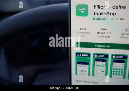 Stoccarda, Germania - 11 marzo 2022: App per smartphone Fillibri Tank app, trova sempre la stazione di benzina più economica (Tankstelle). Icona di avvio sullo schermo in Foto Stock