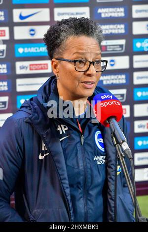 Crawley, Regno Unito. 13th Mar 2022. Hope Powell Manager di Brighton e Hove Albion parla alla stampa prima della partita della fa Women's Super League tra Brighton & Hove Albion Women e Arsenal al People's Pension Stadium il 13th 2022 marzo a Crawley, Regno Unito. (Foto di Jeff Mood/phcimages.com) Credit: PHC Images/Alamy Live News Foto Stock