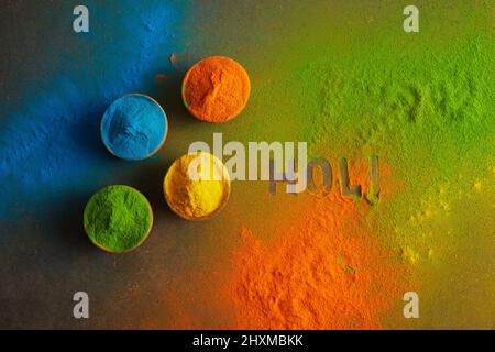 Holi sfondo felice. Polvere di colori organici in ciotola per il festival Holi. Foto Stock