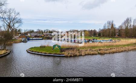 Un panorama multi-immagine di St Mary's Marina sul canale Leeds Liverpool a Rufford in Lancashire visto nel marzo 2022. Foto Stock