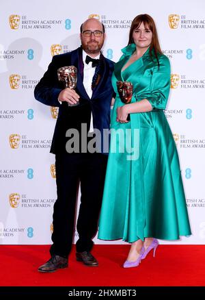 Patrice Vermette e Zsuzsanna Sipos nella sala stampa dopo aver vinto il Production Design Award per Dune ai British Academy Film Awards 75th che si sono tenuti presso la Royal Albert Hall di Londra. Data foto: Domenica 13 marzo 2022. Foto Stock