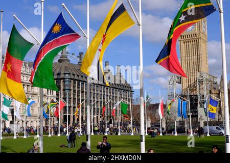 Londra, Regno Unito. 12th marzo 2022. Le bandiere dei cinquantaquattro paesi membri del Commonwealth volano in piazza del Parlamento in occasione della Giornata del Commonwealth del 14th marzo. Foto Stock