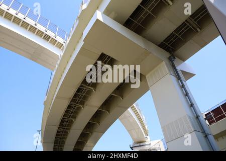 Autostrade che tracciano curve e si intersecano in modo intricato Foto Stock