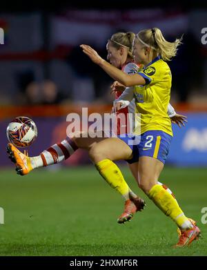 I Jordan Nobs dell'Arsenal (a sinistra) e Emma Koivisto di Brighton e Hove Albion combattono per la palla durante la partita della Barclays fa Women's Super League al People's Pension Stadium di Crawley. Data foto: Domenica 13 marzo 2022. Foto Stock