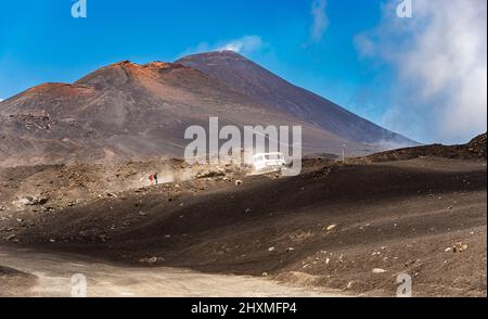 Autobus su una strada per la cima dell'Etna, Sicilia Foto Stock