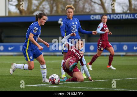 Mayumi Pacheco (#33 Aston Villa) affronta Jessie Fleming (#17 Chelsea) durante il gioco fa Barclays Womens Super League &#XA;tra Chelsea e Aston Villa a Kingsmeadow a Londra, Inghilterra. Pedro Soares/SPP Foto Stock