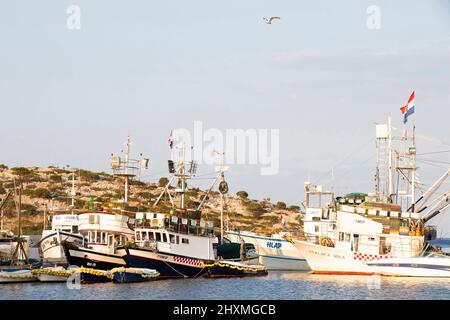 Tribunj, Croazia - 23 agosto 2021: Navi da pesca in porto Foto Stock