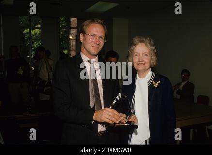 **FOTO DEL FILE** William Hurt è passato via. WILLIAM HURT con Susie Tracy f6238 credito: Ralph Dominguez/MediaPunch Foto Stock