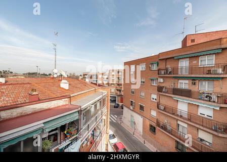 Facciata di case residenziali su una strada all'interno di un'area urbana Foto Stock