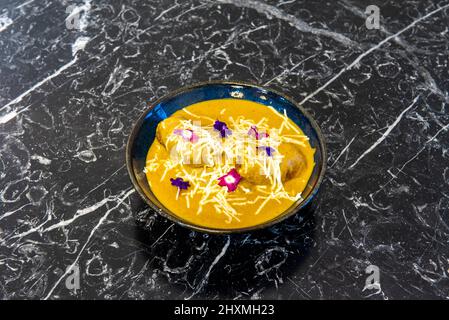 Polpette di patate e formaggio in una salsa di mandorle liscia e cremosa. Un piatto di verdure in puro stile indiano, mangiare verdure in India Foto Stock